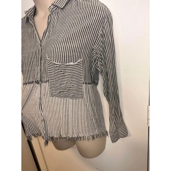 Entro Woman’s button up stripe long sleeve with fringe and front pocket size lar - Picture 3 of 9